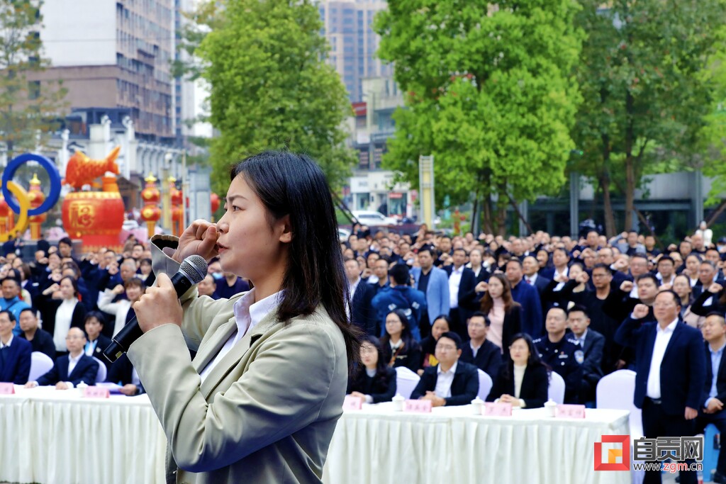 富顺县举行师德师风宣讲报告会-2.jpg
