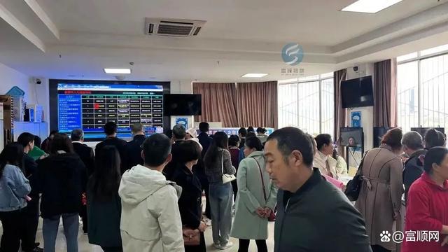 火爆！富顺这场招聘会现场曝光！速度来围观……-2.jpg