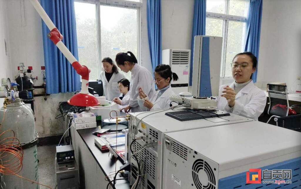 自贡一女职工集体荣获全国五一巾帼标兵岗称号-1.jpg