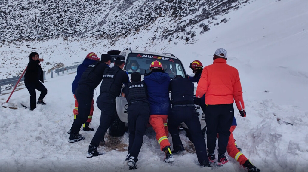 6名游客被困雪山，阿坝消防提醒出行需注意当地天气-1.jpg