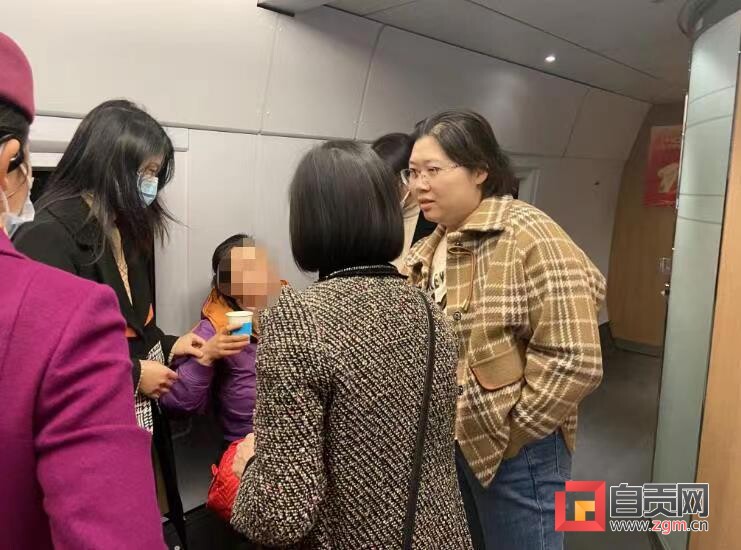 暖心一幕！高铁旅客突感不适 自贡医生紧急施救-2.jpg