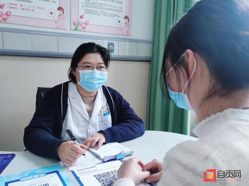 暖心一幕！高铁旅客突感不适 自贡医生紧急施救-3.jpg
