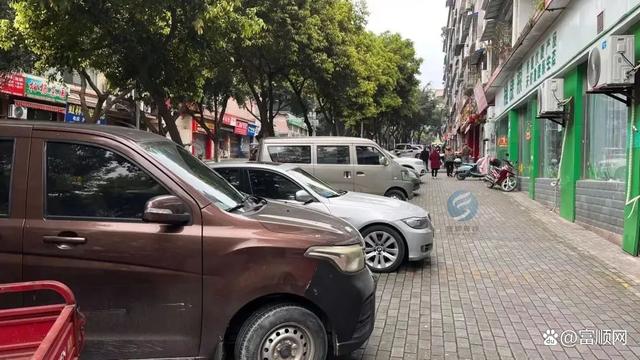 「不文明行为曝光台」影响市容市貌！富顺这里乱停乱放现象严重……-1.jpg