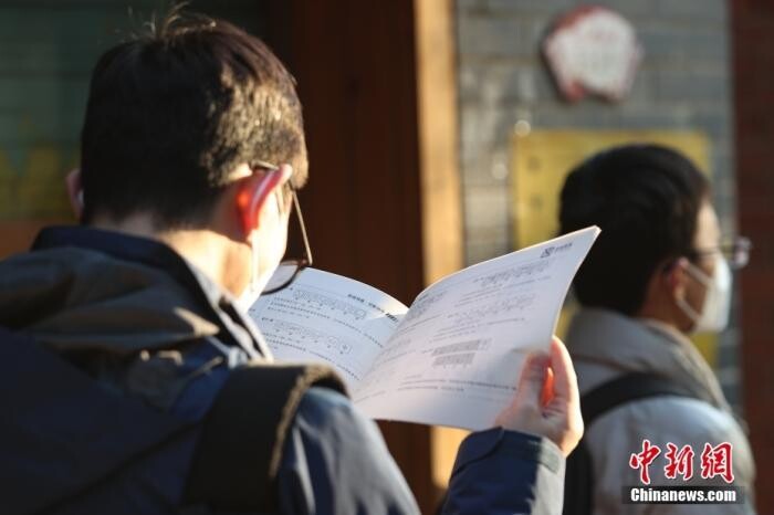公务员招录部分岗位放宽年龄，年轻人机会少了吗？-1.jpg