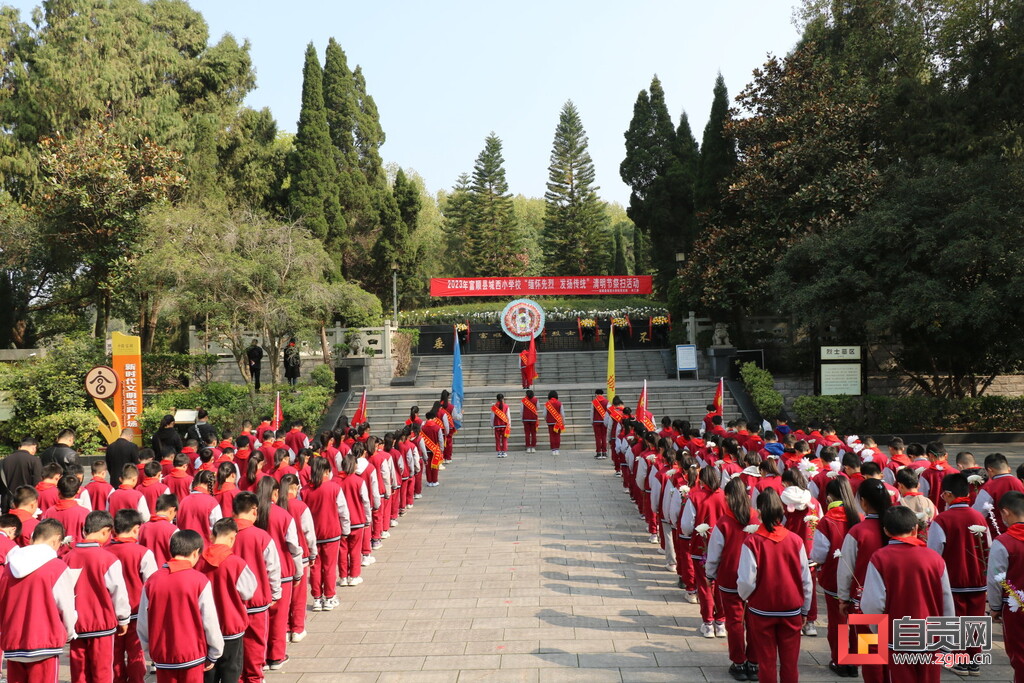 富顺县各学校开展清明节祭扫活动-2.jpeg