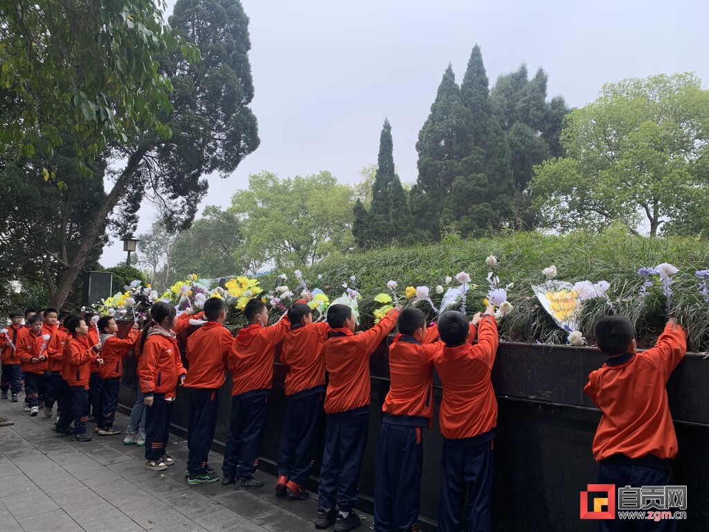 富顺县各学校开展清明节祭扫活动-6.jpg