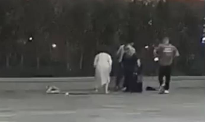 广州南站男子打人被路人呵止！警方：当时已出警，系个人纠纷-1.jpg
