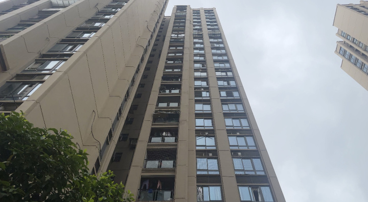 重庆姐弟坠亡案二审仍在进行中，有市民在高院门口“蹲”判决-4.jpg