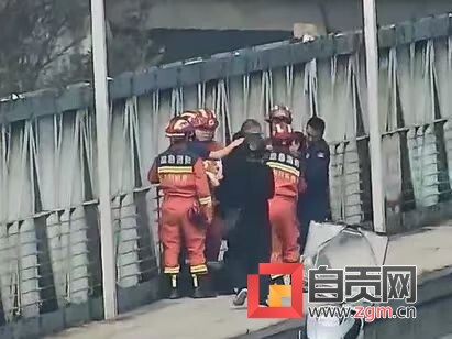 女子欲跳河轻生 民警及应急人员15分钟快速救下-1.jpg