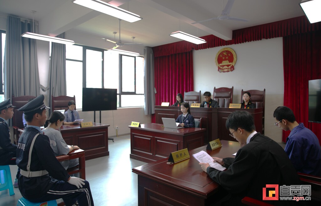 自贡江姐中学模拟法庭启动暨“龙情微笑法治社团”成立仪式举行-2.jpg