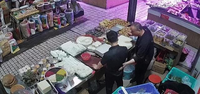 柳州男子在市场被贴膏药后倒地？官方通报-1.jpg