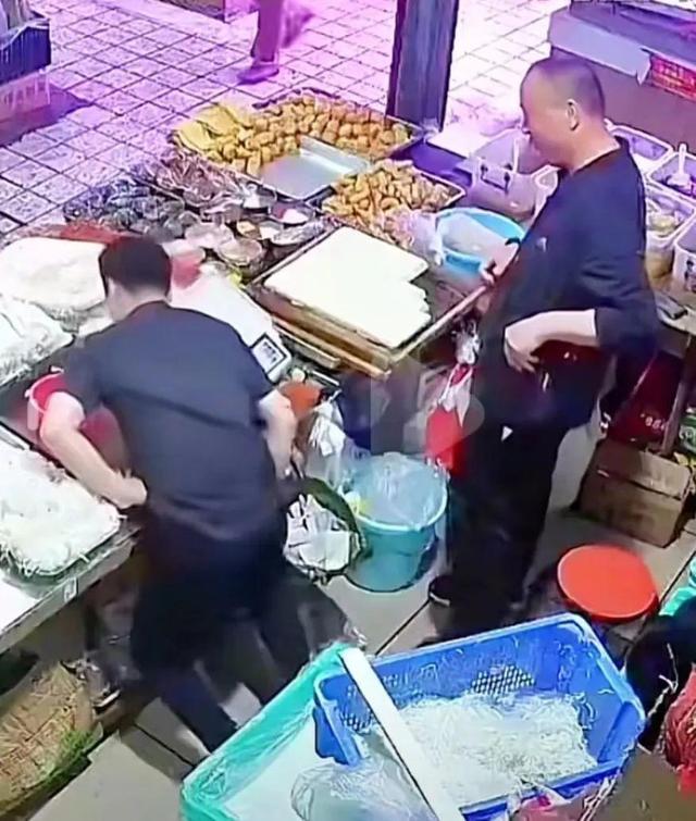 柳州男子在市场被贴膏药后倒地？官方通报-2.jpg