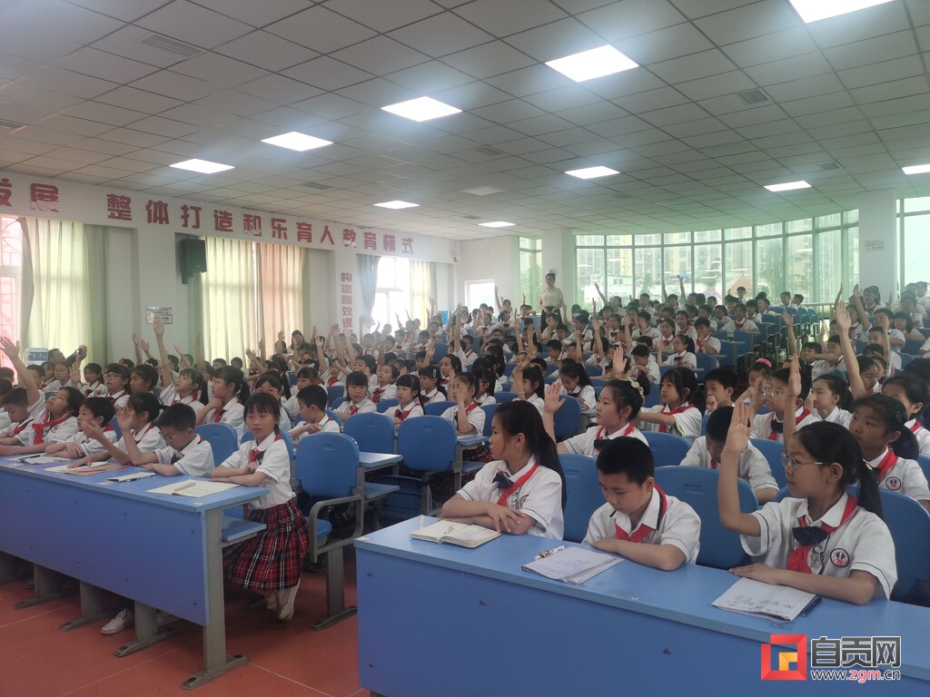 儿童文学作家谷清平走进富顺县华英实验学校开展讲座-2.jpg