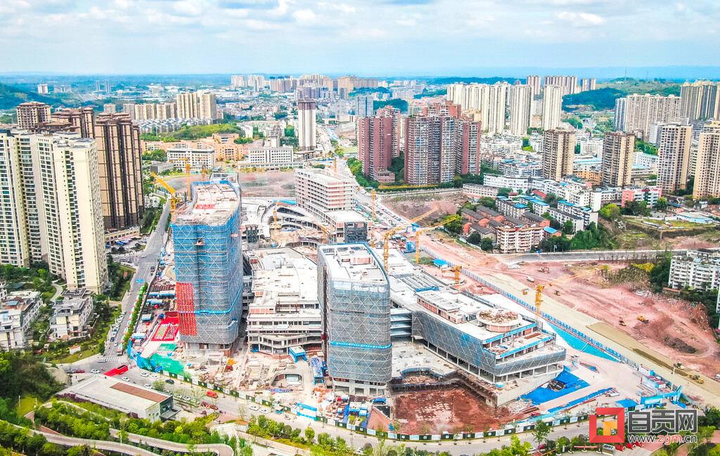 【聚焦重大项目】预计明年建成投用 川南区域医疗中心6栋大楼全部封顶-1.jpg