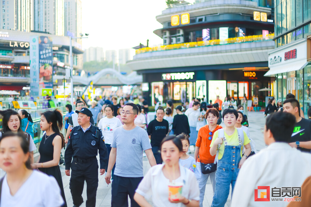 百万消费券助力 自贡市高新区各商圈消费场面火爆-2.jpg