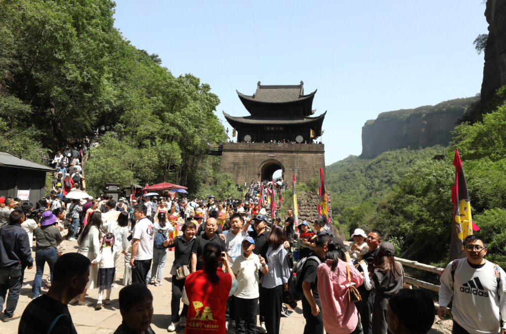 “五一”假期前4天四川吸客超2000万人次，传统景区客流量居高不下-1.jpg