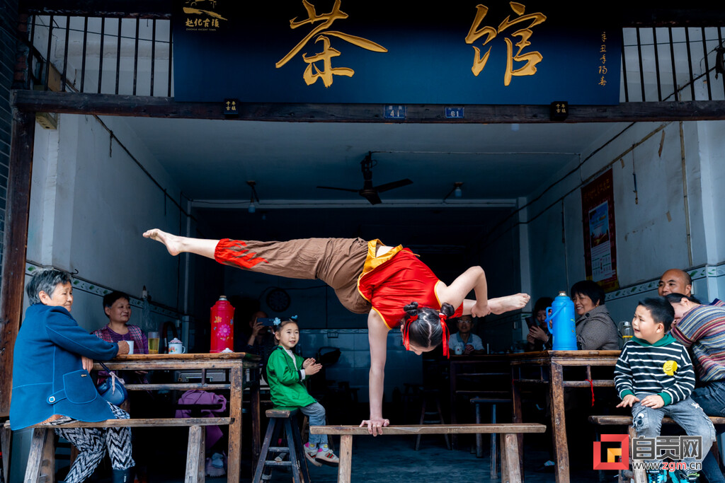 自贡杂技闪耀“五一”-3.jpg