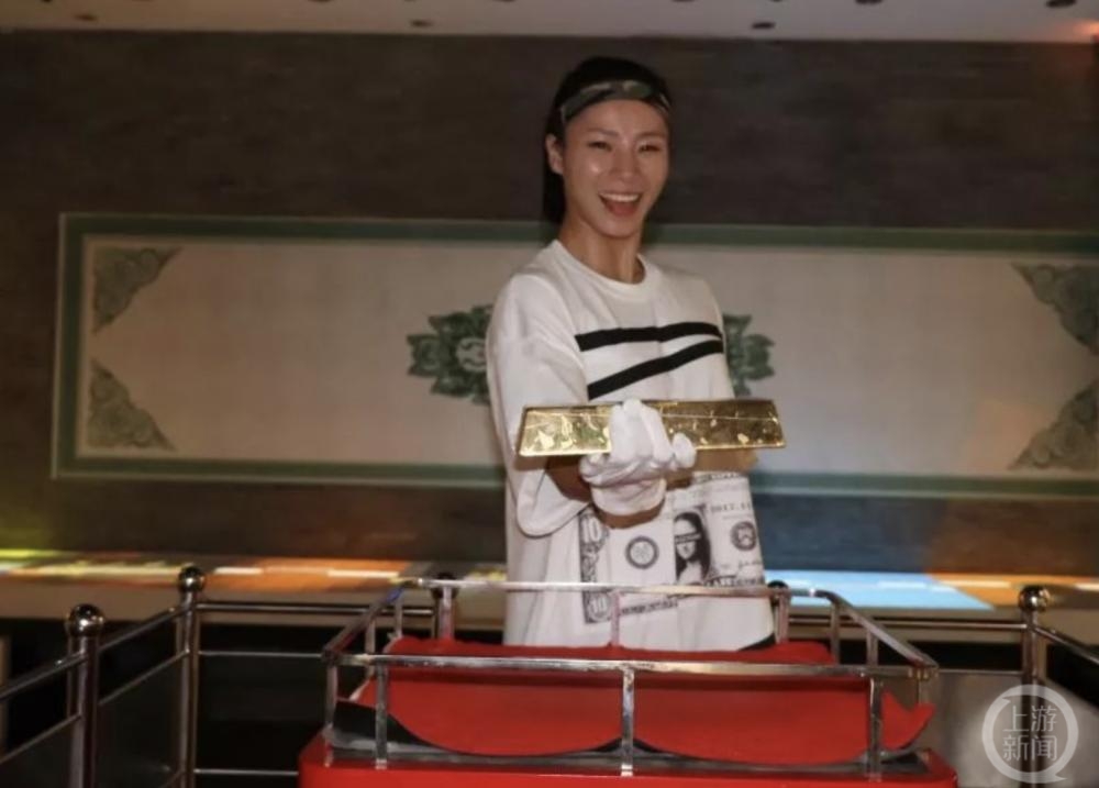 大爷单手举起50斤金砖没拿走？招远文旅局：会进行说明-4.png
