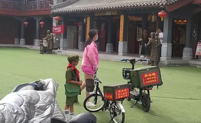 妈妈生病姐弟3天卖上千根冰棍！-1.jpg