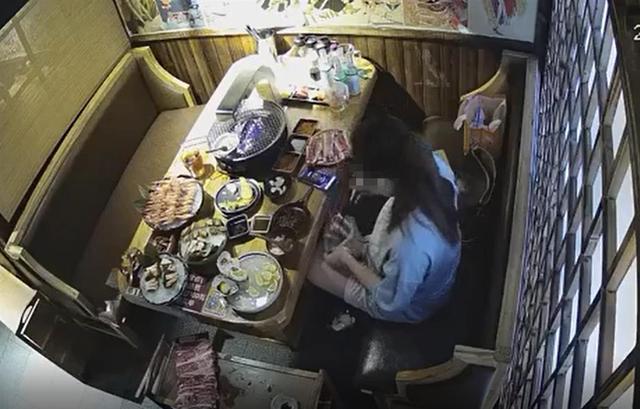 7人吃自助4小时炫300多个螃蟹摆满桌，还吃了80多碗杨枝甘露，吃到餐厅下班-3.jpg
