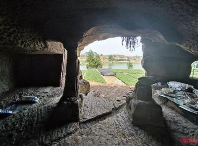 自贡现神秘石室：“两房九室” 临江而建-1.jpg
