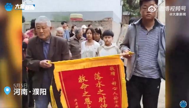 濮阳一男孩不慎卷入黄河，小哥“神速”营救！被救男孩家长抬羊登门拜谢-1.jpg