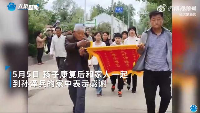 濮阳一男孩不慎卷入黄河，小哥“神速”营救！被救男孩家长抬羊登门拜谢-6.jpg