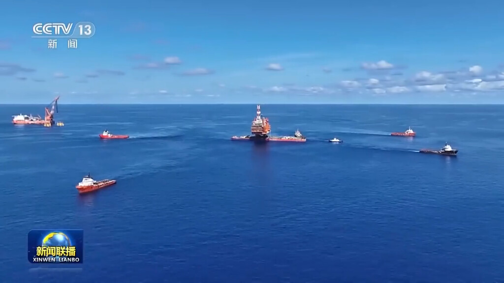 我国万吨级海上油气平台今天对接成功-4.jpg