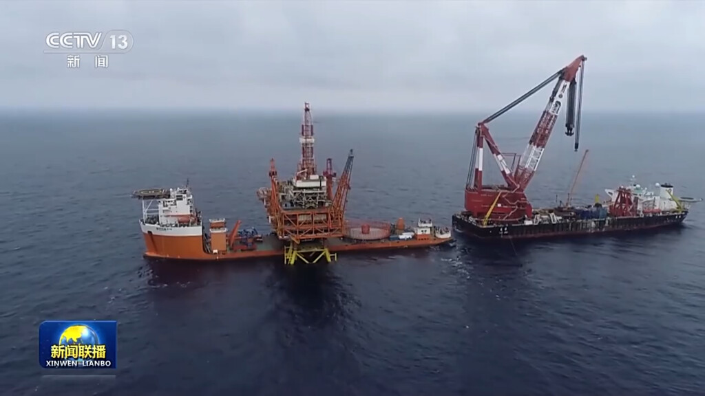 我国万吨级海上油气平台今天对接成功-1.jpg