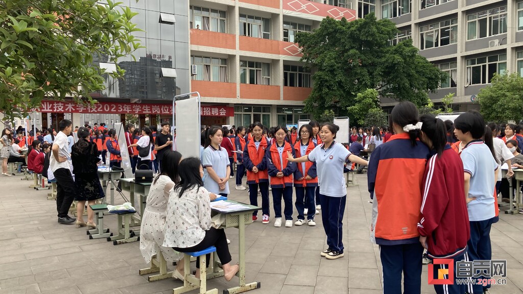 “聚梦扬帆 就业启航” 富顺县举行2023年招聘进校园活动-2.jpg