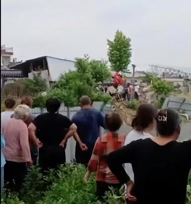 出门倒车时疑“油门当刹车”倒进村河，一家4口不幸溺亡已下葬.-2.jpg