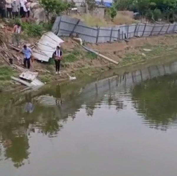 出门倒车时疑“油门当刹车”倒进村河，一家4口不幸溺亡已下葬.-1.jpg