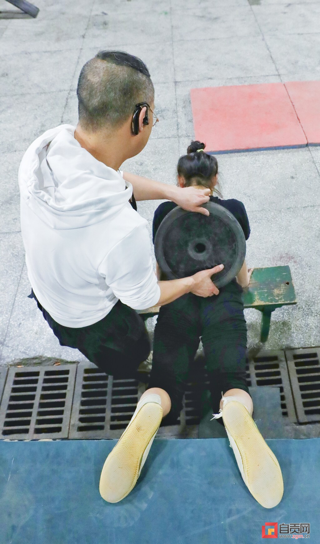 自贡杂技小花“倒立”于世界之巅-4.jpg