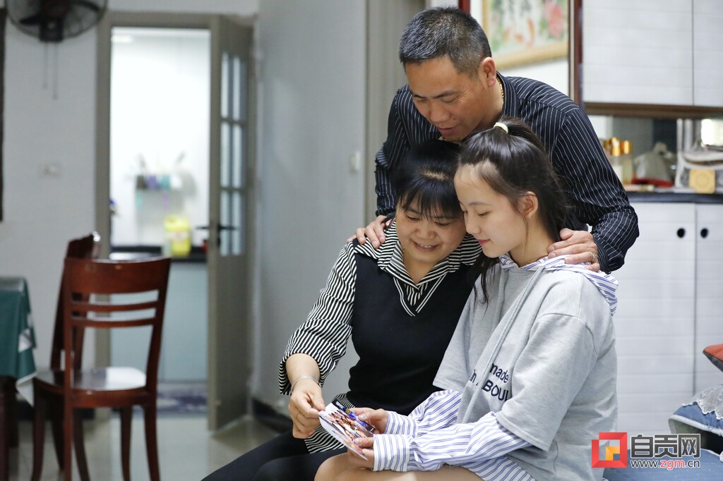 自贡杂技小花“倒立”于世界之巅-8.jpg