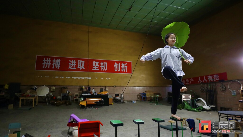 自贡杂技小花“倒立”于世界之巅-7.jpg