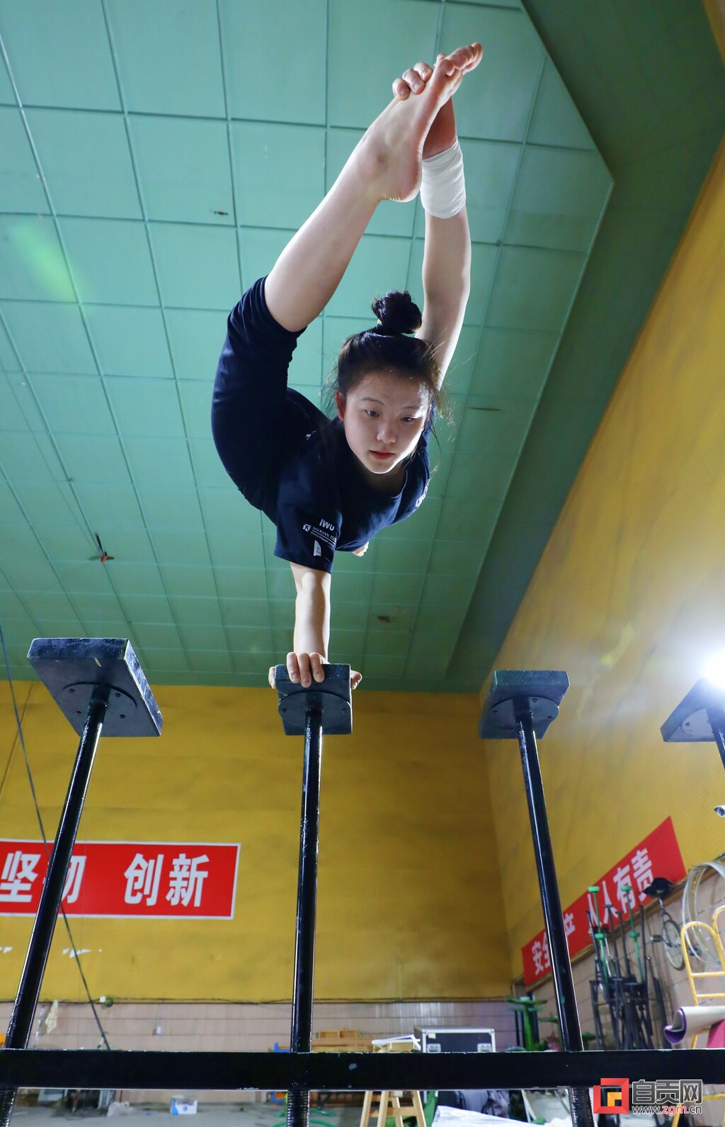 自贡杂技小花“倒立”于世界之巅-11.jpg