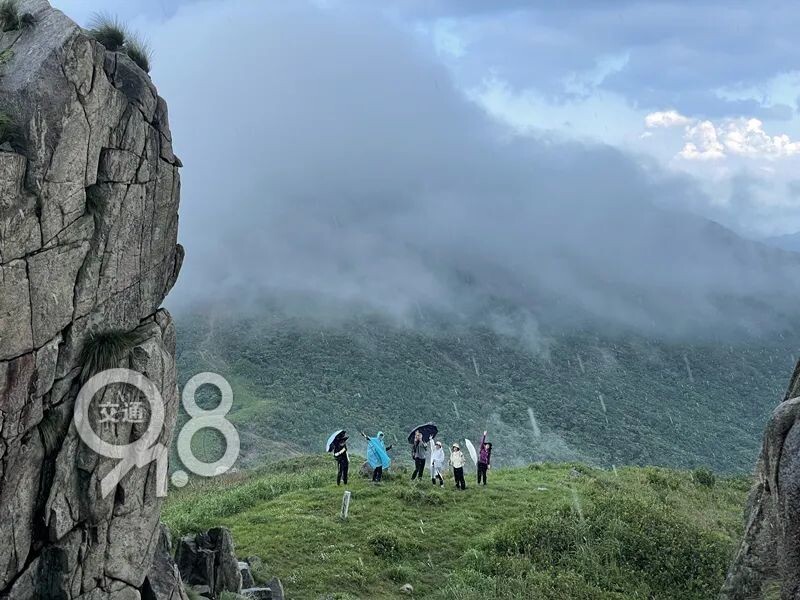 一旅游团10多人遭雷击，多人受伤！如何科学防范雷击？-1.jpg