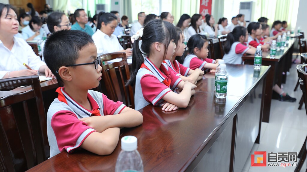 富顺县举行第三届“十佳美德青少年”颁奖大会-3.jpg