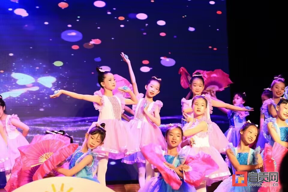 塘坎上小学师生自编自演庆“六一”-1.jpg