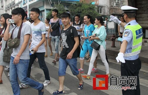 自贡高考瞬间回眸！你的青春在哪一年绽放？-3.png