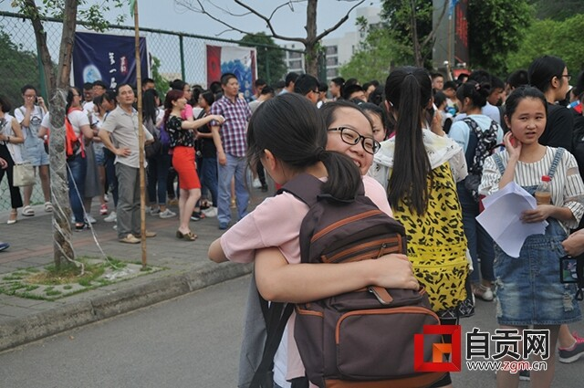 自贡高考瞬间回眸！你的青春在哪一年绽放？-16.png