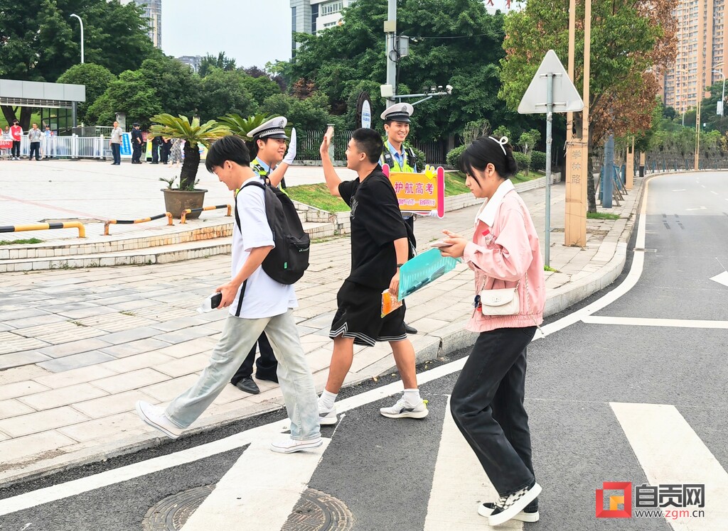滚动报道 | 直击2023自贡高考-14.jpg