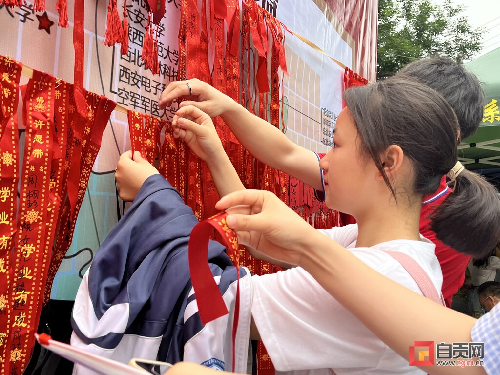 “今天，我们一起为考生加油”——高考首日自贡部分考点见闻-6.jpg