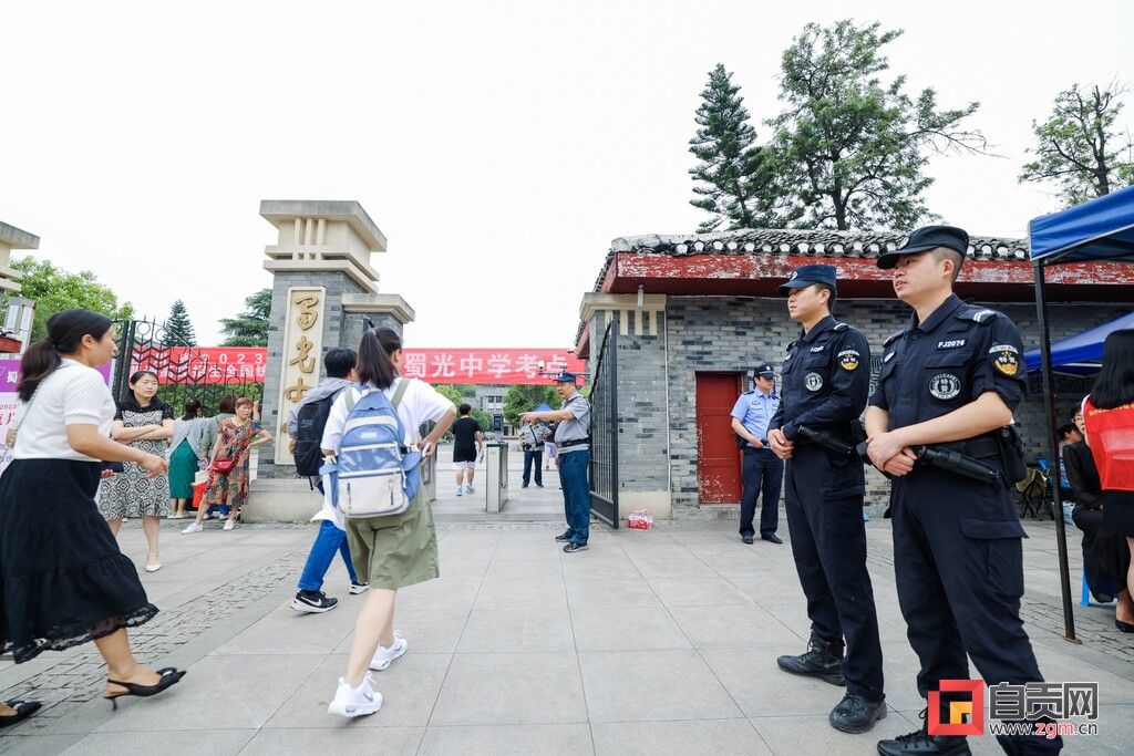 “今天，我们一起为考生加油”——高考首日自贡部分考点见闻-4.jpg