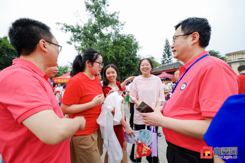 “今天，我们一起为考生加油”——高考首日自贡部分考点见闻-9.jpg
