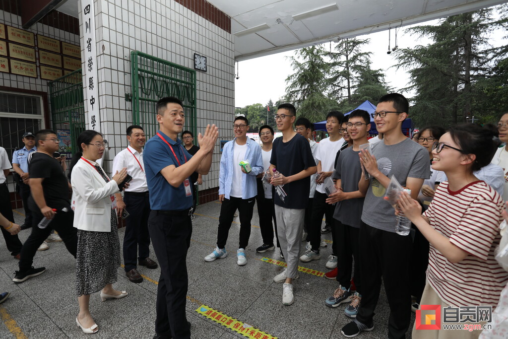 “今天，我们一起为考生加油”——高考首日自贡部分考点见闻-12.jpg