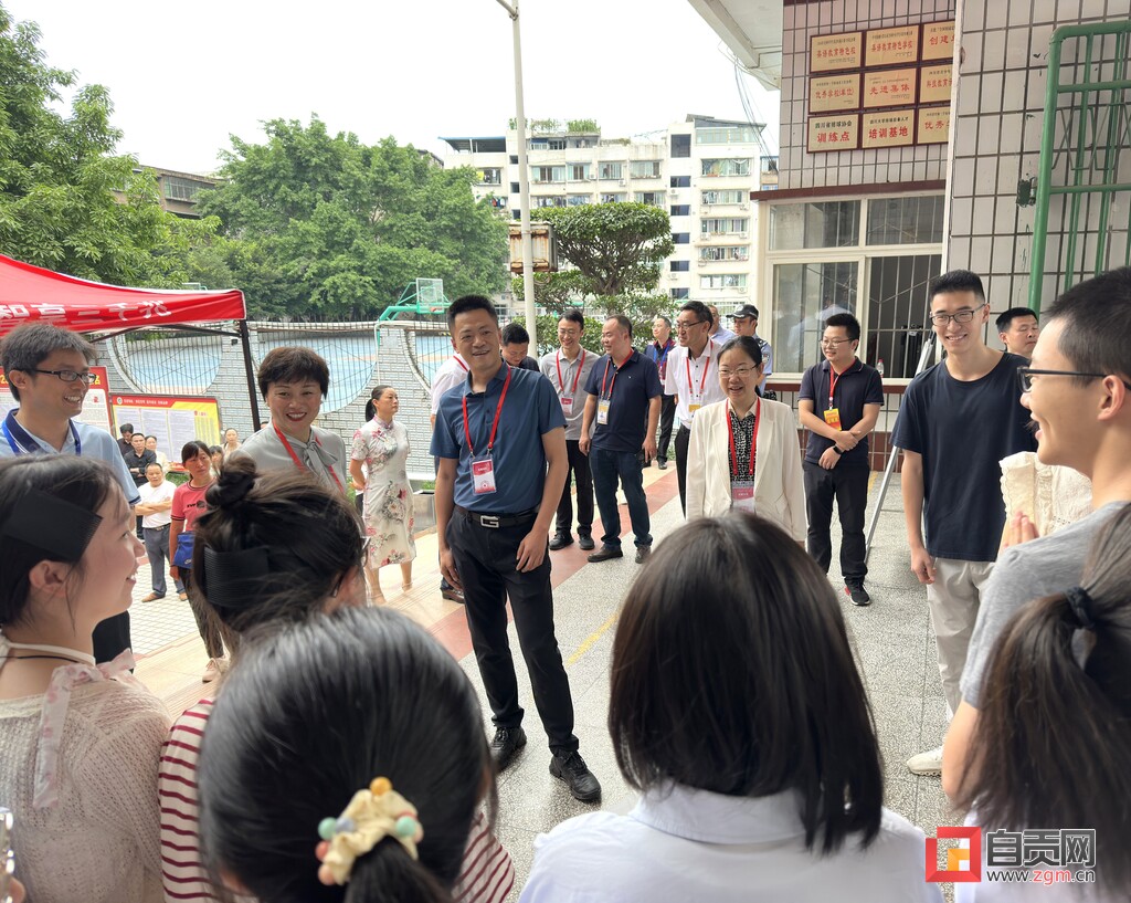 荣县：高考首日 县长现场为考生加油鼓劲-1.jpg