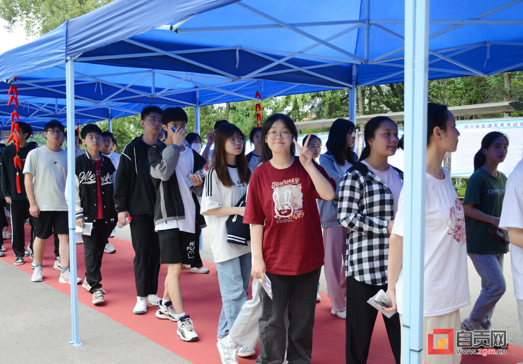 荣县：高考首日 县长现场为考生加油鼓劲-2.jpg