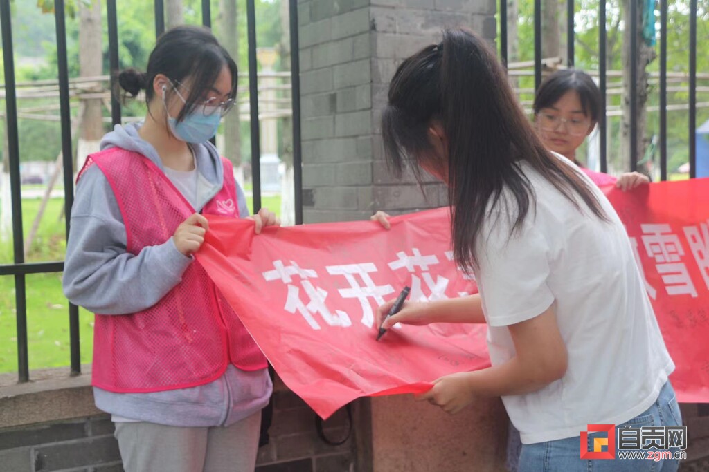 为考生加油助威 自贡志愿者在行动-3.jpg