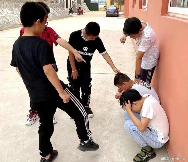 两个学生打架，老师要求用英语说明过程，没想到是散装英语-3.jpg